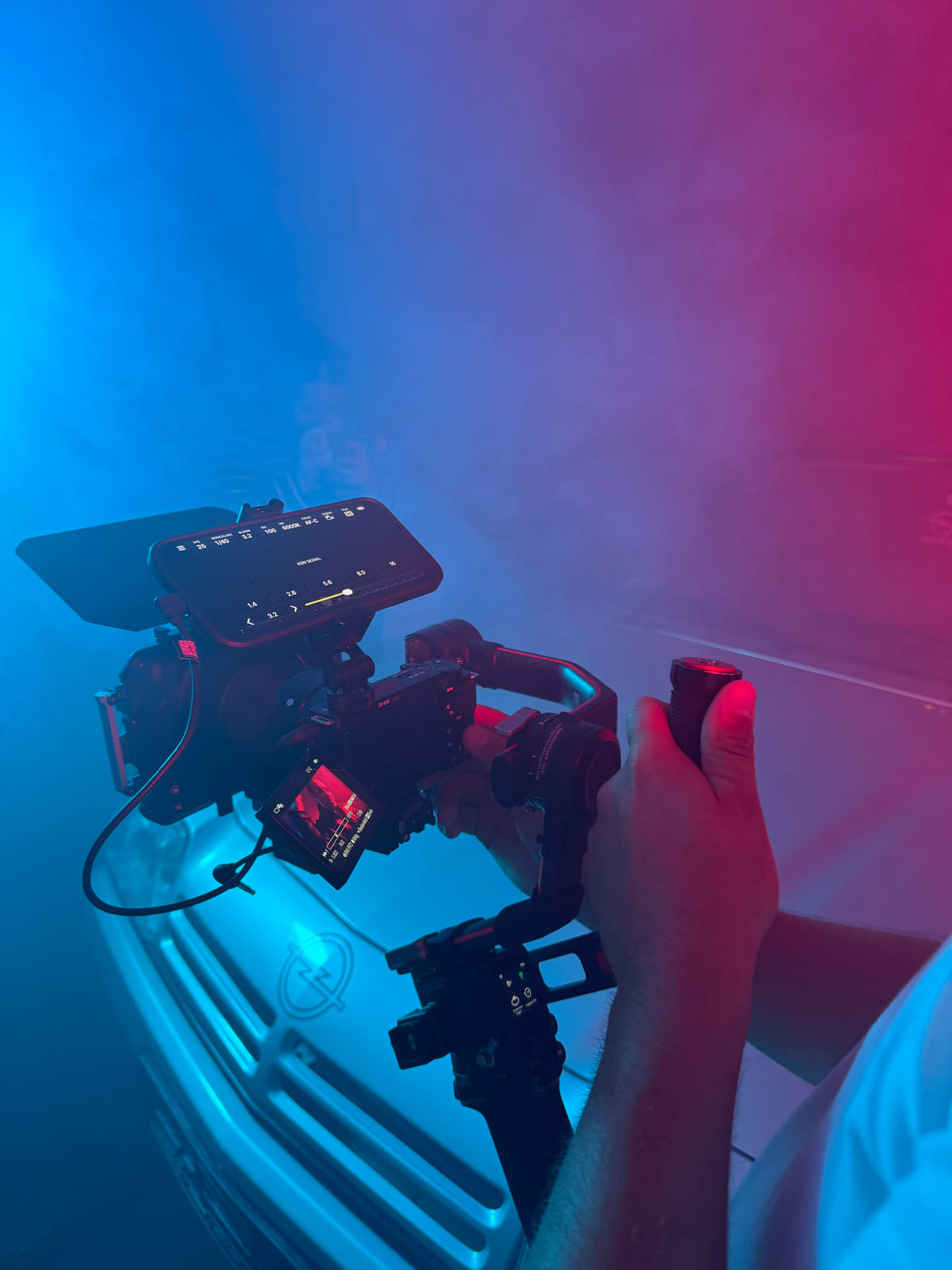 Kamera-Rig im roten und blauen Licht am Musikvideo-Set